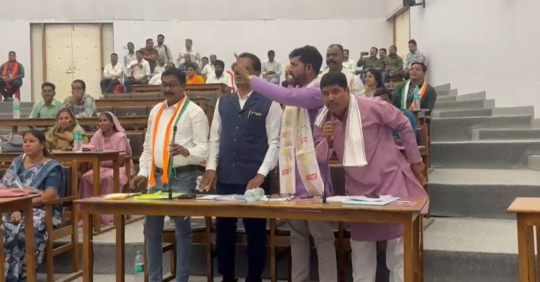सदन में हंगामा:- एक्सीडेंटल सभापति कहने पर, नगर निगम की सामान्य सभा में गरमाई राजनीति,हुआ बजट पेश.... 2 सदन में हंगामा