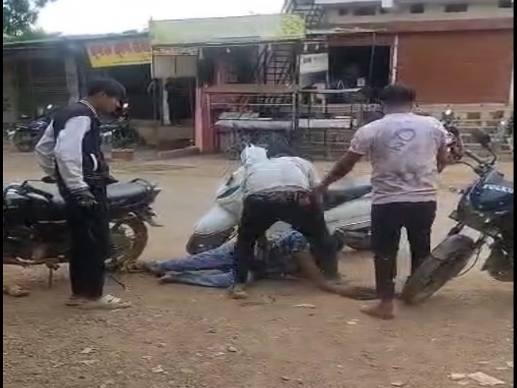 समझाइश देना पड़ा महंगा, युवक पर बेल्ट और मुक्कों से हमला, वीडियो वायरल... 2 befunky 2025 6 1 19 10 26