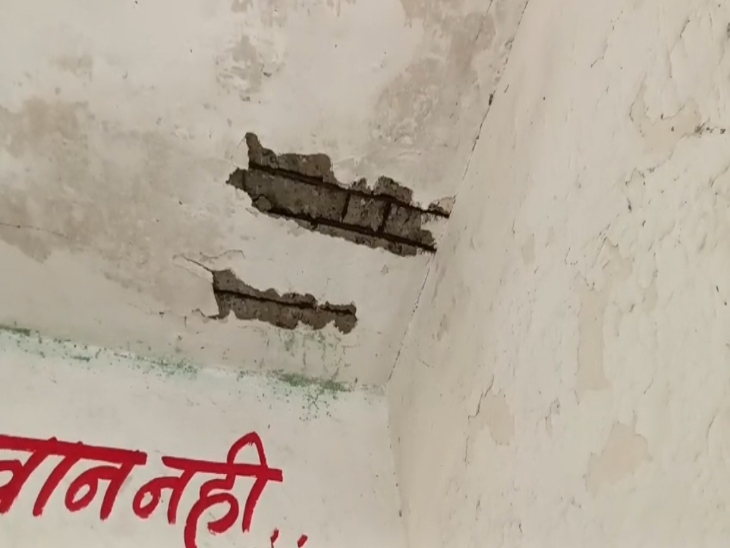 जांजगीर चांपा/जर्जर भवन में चल रहा स्कूल:- दो कमरों में पांच कक्षाएं - बच्चे है खौफ में ,अधिकारी है मौज में.... 2 befunky 2025 7 6 17 10 11
