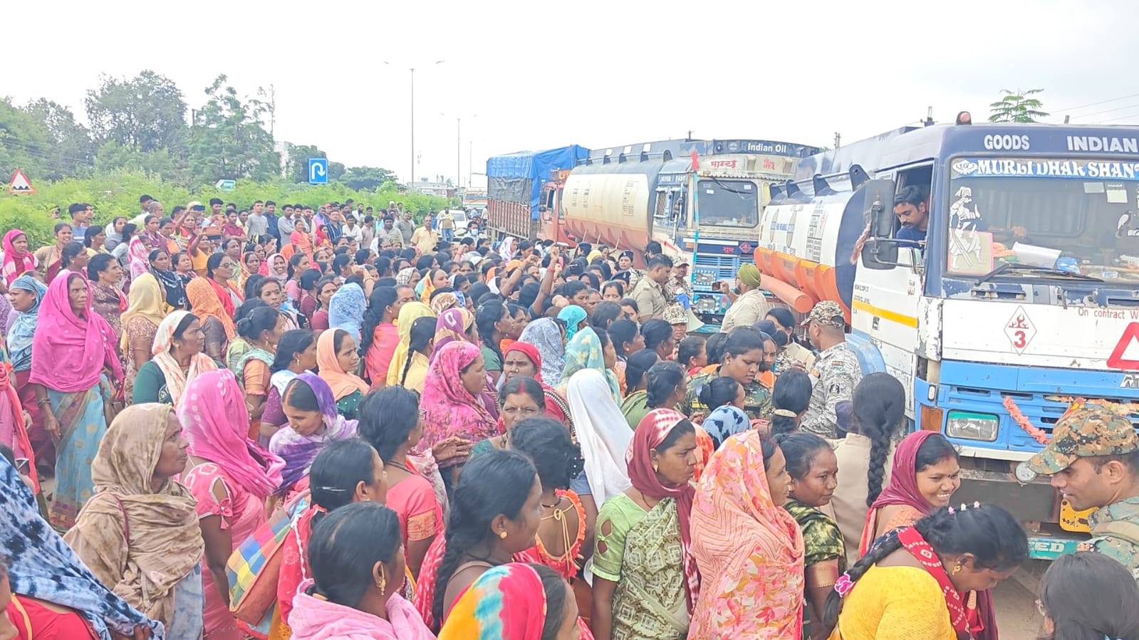 रायपुर जा रहे मितानिन को रोका तो मितानिनो ने नेशनल हाईवे में बैठकर चक्का जाम किया 2 WhatsApp Image 2025 09 05 at 10.50.19 AM
