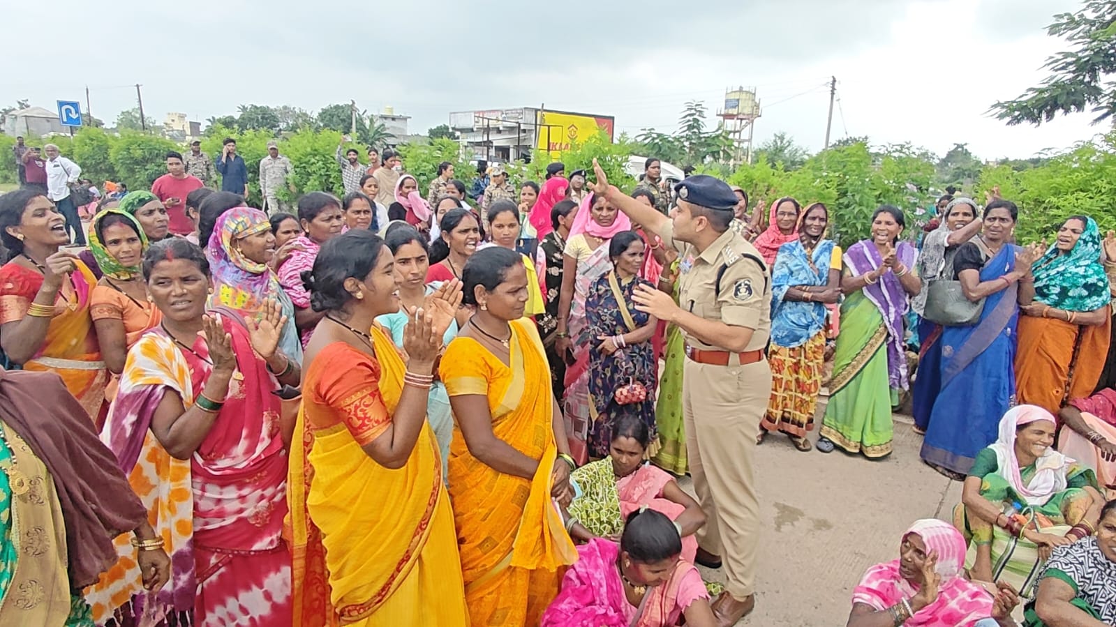 रायपुर जा रहे मितानिन को रोका तो मितानिनो ने नेशनल हाईवे में बैठकर चक्का जाम किया 3 WhatsApp Image 2025 09 05 at 10.50.20 AM