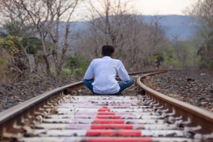 man commit suside on railway track