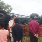 1280x720 2539405 overturned truck loaded with liquor