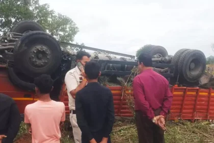 1280x720 2539405 overturned truck loaded with liquor