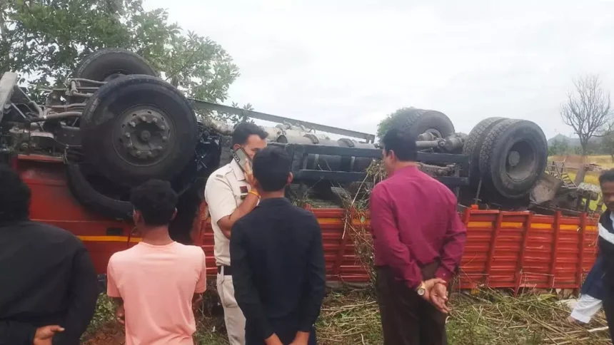 1280x720 2539405 overturned truck loaded with liquor