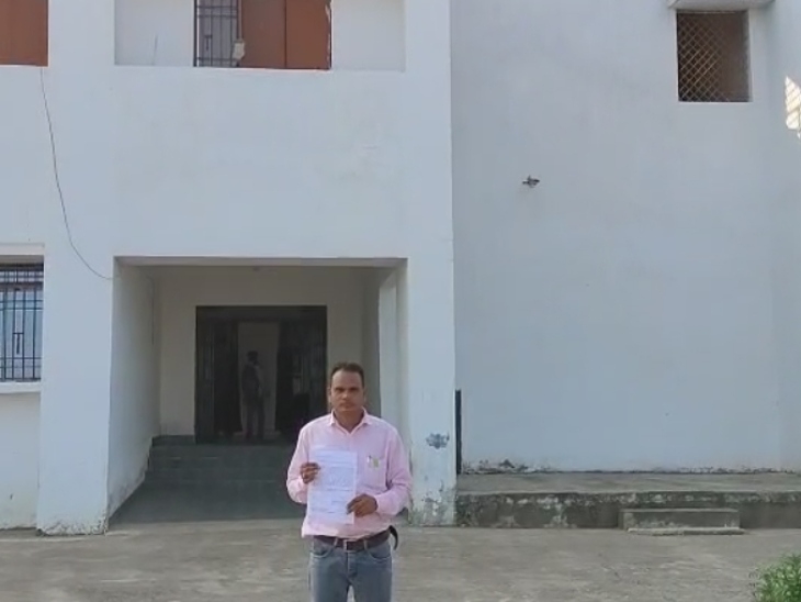 हसौद थाने में लगा घुस लेने का आरोप:-एसपी से झूठा केस बनाकर जेल भेजा,1 लाख रुपए की मुंशी ने की थी मांग.. 2 befunky 2025 10 1 16 3 48
