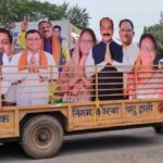 पशु ट्रॉली में नेताओं के कटआउट का परिवहन