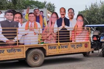पशु ट्रॉली में नेताओं के कटआउट का परिवहन
