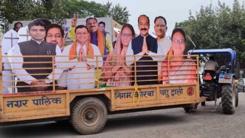 पशु ट्रॉली में नेताओं के कटआउट का परिवहन