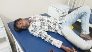 सक्ती में दो पक्षों के बीच खूनी संघर्ष, CCTV में कैद हुई मारपीट: टांगी, चाकू और डंडों से हमला, 10 से ज्यादा लोग भिड़े; दोनों पक्षों पर केस दर्ज 2 IMG 20251225 WA0038