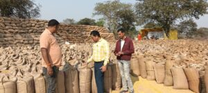 कलेक्टर के निर्देशन पर अधिकारी लगातार कर रहे जिले के धान उपार्जन केंद्रों का सतत निरीक्षण 2 IMG 20251231 WA0054