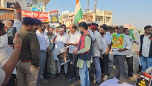 झलमला तिराहे पर सरकार के खिलाफ हल्लाबोल, कांग्रेस ने किया चक्काजाम, NH-930 घंटों रहा जाम... 2 WhatsApp Image 2025 12 29 at 5.13.09 PM 1