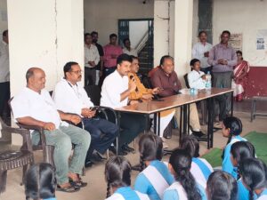 Sakti News हसौद में जिला पंचायत CEO वासु जैन ने किया वृक्षारोपण, विद्यार्थियों को दिया करियर मार्गदर्शन 2 IMG 20260814 WA0058