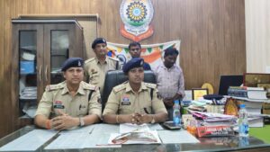 Sakti News साईं मंदिर में चांदी के मुकुट की चोरी का खुलासा 2 IMG 20260818 WA0045