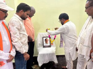 Sakti News पूर्व प्रधानमंत्री स्व. श्री राजीव गांधी की जयंती पर उनके त्याग व बलिदान को याद करते हुए श्रद्धासुमन अर्पित किया गया 2 IMG 20260820 WA0024 1