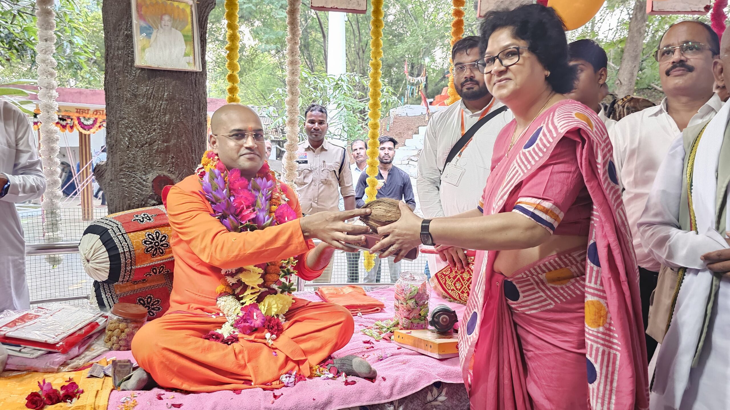 पामगढ़ में स्वामी शिवानंद जी महाराज का भव्य स्वागत, गुरु भक्ति में डूबा श्री अद्वैत आश्रम... 2 IMG 20261016 WA0065 scaled